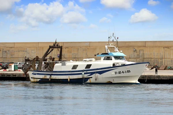 Moderní Trawleru Rybářských Člunů Zakotvila Přístavu Villajoyosa Španělsku Prodeji Jejich — Stock fotografie