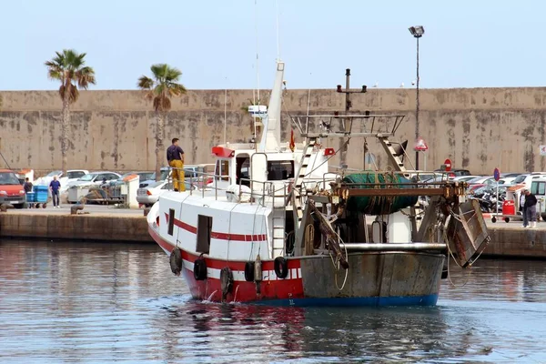 拖网渔船在西班牙维拉约萨港口进入24小时捕鱼出售他们的捕获 — 图库照片