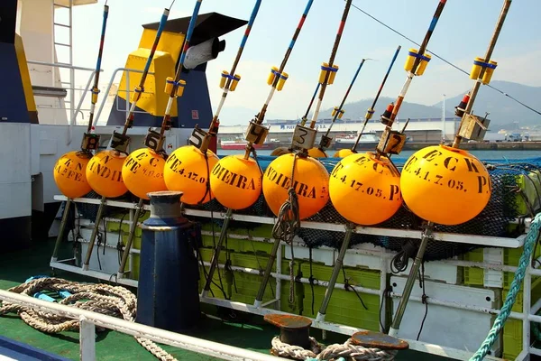 Πλωτήρες Αλιείας Αποθηκεύονται Στο Κατάστρωμα Του Ένα Μακρύ Τακτικών Γραμμών — Φωτογραφία Αρχείου