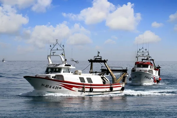 Paar Trawler Vissersboten Naderen Poort Koop Hun Vangt Mediterrane Kust — Stockfoto