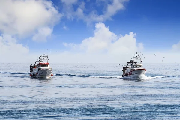 Paar Trawler Vissersboten Naderen Poort Koop Hun Vangt Mediterrane Kust — Stockfoto