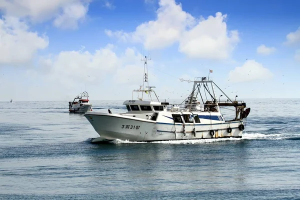 Dvojice Trawleru Rybářských Člunů Blíží Přístavu Prodej Jejich Zachycení Pobřeží — Stock fotografie