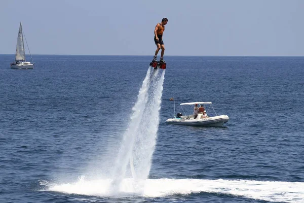 2017 夏の間にスペインの海岸の Santa Pola の近くに電源 Flyboard の練習航海のスポーツマン ストック画像