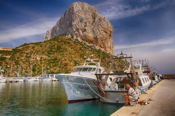 Gruppe Der Fischerboote Hafen Von Calpe Der Spanischen Mittelmeerküste Angedockt Stockfoto