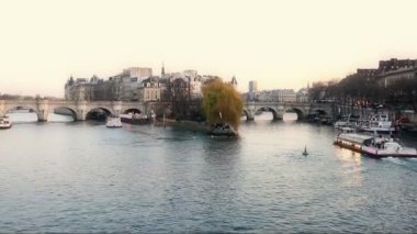 Paris Fransa: 26 Aralık 2017. Batı bölgesi Cite adanın Paris Pont Neuf geçiş bateaux Mouche. 