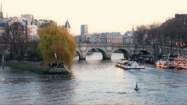 Paris Fransa: 26 Aralık 2017. Batı bölgesi Cite adanın Paris Pont Neuf geçiş bateaux Mouche. 