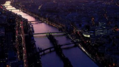 Paris Fransa: 26 Aralık 2017. Gün batımı sırasında ve Seine Nehri ve Eyfel Kulesi Paris ikinci kattaki havadan görünümü.  