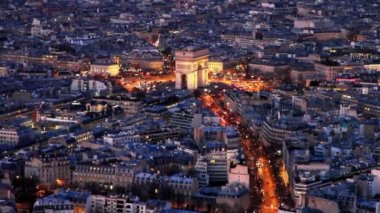 Paris Fransa: 28 Aralık 2017. Arc de Triomphe ve şehir merkezi Paris'in Eyfel Kulesi Fransa üstünden havadan görünümü. 