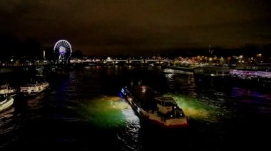 Paris Fransa: 26 Aralık 2017. Paris'te Eyfel Kulesi arka planda Alexander III köprüyü geçtikten bateaux mouche. 