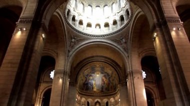Paris Fransa: 26 Aralık 2017. Paris Montmartre Basilique du Sacré Coeur Bazilikası içinde dini tören. 
