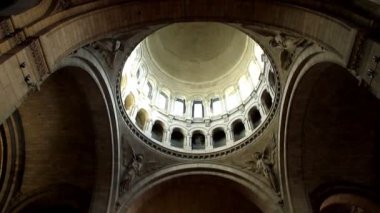 Paris Fransa: 26 Aralık 2017. Paris Montmartre Basilique du Sacré Coeur Bazilikası içinde dini tören. 