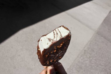 Vanilyalı, çikolatalı ve fındıklı dondurma.