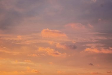 İnanılmaz güzel bulut oluşumları ve gökyüzündeki renkler, günbatımı.