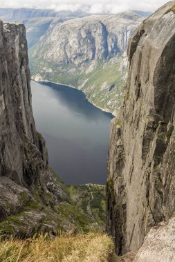 Norveç 'teki Kjeragbolten' den Lysefjord görüntüsü