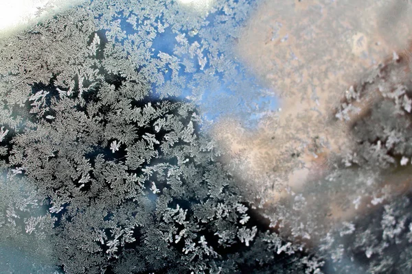 Sterrenpatroon op sneetje ijs in de vorst. — Stockfoto