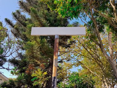 Cape Town, Güney Afrika 'da boş beyaz yol tabelası.