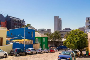 Cape Town manzaralı renkli evler. Güney Afrika, Cape Town 'daki Bo Kaap bölgesi..