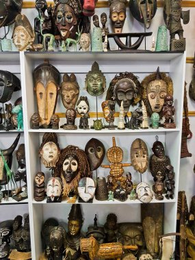 Bo-Kaap Cape Town 'daki Afrika voodoo ahşap maskeli hediyelik eşya dükkanı.