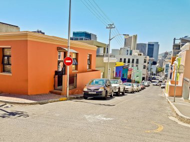 Cape Town, Güney Afrika 'daki Bo Kaap bölgesinde birçok renkli ev.
