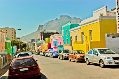 Cape Town, Güney Afrika 'daki Bo Kaap bölgesinde birçok renkli ev.