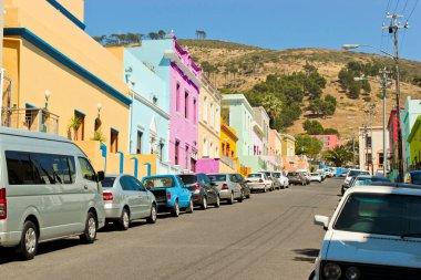 Cape Town, Güney Afrika 'daki Bo Kaap bölgesinde birçok renkli ev.