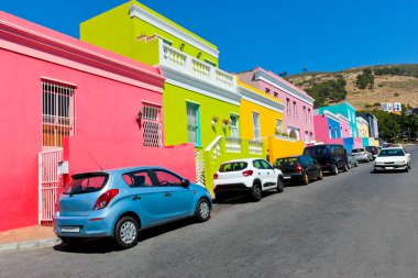 Cape Town, Güney Afrika 'daki Bo Kaap bölgesinde birçok renkli ev.