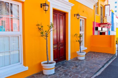 Bo-Kaap, Schotsche Kloof 'taki güzel Afrika turuncu evi ve terası..