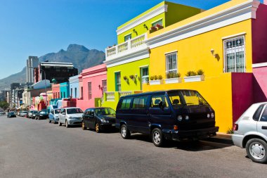 Cape Town, Güney Afrika 'daki Bo Kaap bölgesinde birçok renkli ev ve dağ var..
