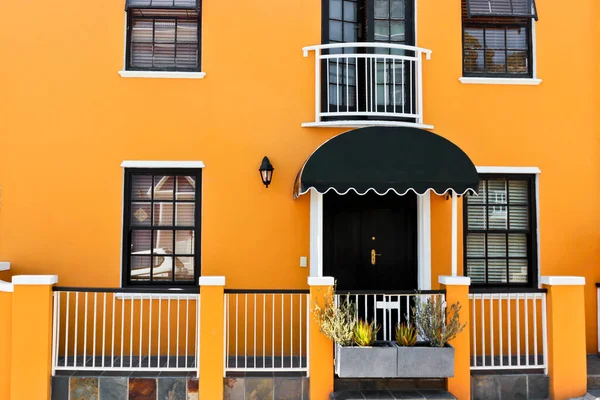 Hermosa Casa Naranja Africana Con Ventanas Textura Puerta Kaap Schotsche — Foto de Stock