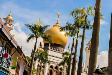 Singapur 'da Arap Caddesi' ndeki palmiye ağaçlarının arkasındaki Mescid Sultan Camii..