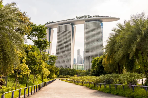 Camino Través Los Jardines Por Bahía Marina Bay Sands Singapore — Foto de Stock