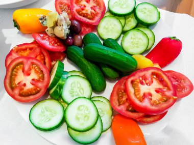 Tabakta servis edilen renkli sebzeler. Kahvaltı sağlıklı..