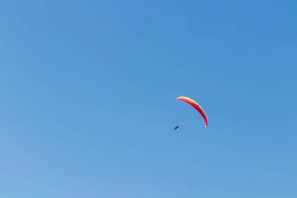 Mavi Gökyüzü Ile Renkli Paraşüt Pilotu Cape Town Güney Afrika — Stok fotoğraf