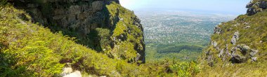 Cape Town 'daki Masa Dağı Ulusal Parkı' ndan Güney Afrika 'daki Claremont bölgesine inanılmaz bir manzara..