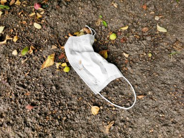 Doğada cerrahi maskeler. Corona virüsü kirliliği. Leherheide, Bremerhaven.