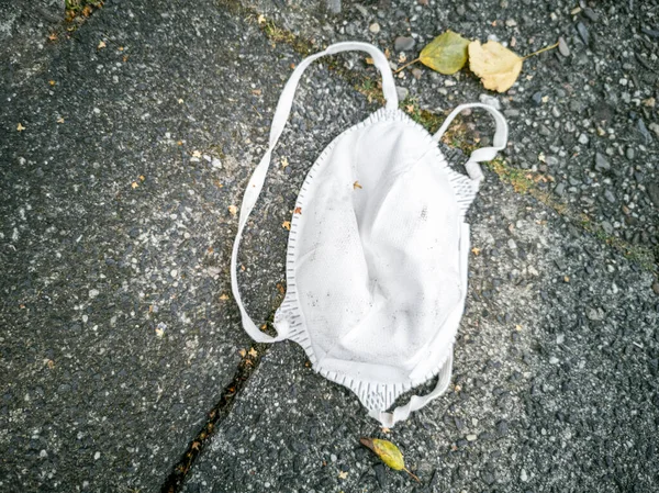 N95 White Masks Ground Corona Virus Pollution Leherheide Bremerhaven — Stock Photo, Image