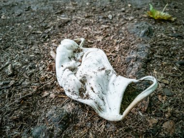 Doğadaki kirli cerrahi beyaz maskeler. Corona virüsü kirliliği. Leherheide, Bremerhaven.