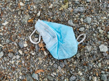 Doğada cerrahi mavi maskeler. Corona virüsü kirliliği. Covid19.