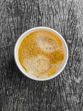 Kahveli kağıt bardak, yukarıdan ahşap zemin dokusuna gidecek. Leherheide, Bremerhaven.