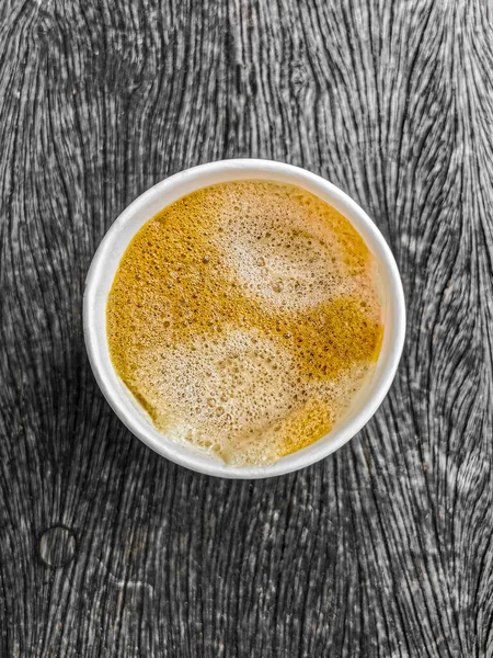 Kahveli kağıt bardak, yukarıdan ahşap zemin dokusuna gidecek. Leherheide, Bremerhaven.