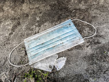 Doğada cerrahi maskeler. Corona virüsü kirliliği. Leherheide, Bremerhaven.