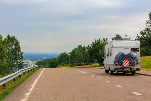 Karavan karavanı İsveç 'te dinlenme alanından otobana giden yolda bir yerde..