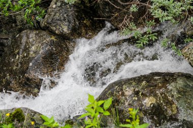 Hemsedal, Viken, Buskerud, Norveç 'te akan yeşil nehir Hemsila Gölü.