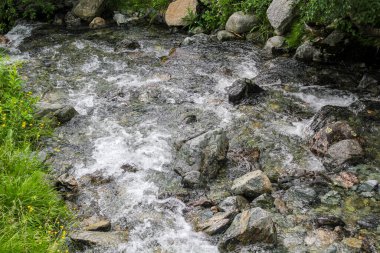 Hemsedal, Viken, Buskerud, Norveç 'te akan yeşil nehir Hemsila Gölü.