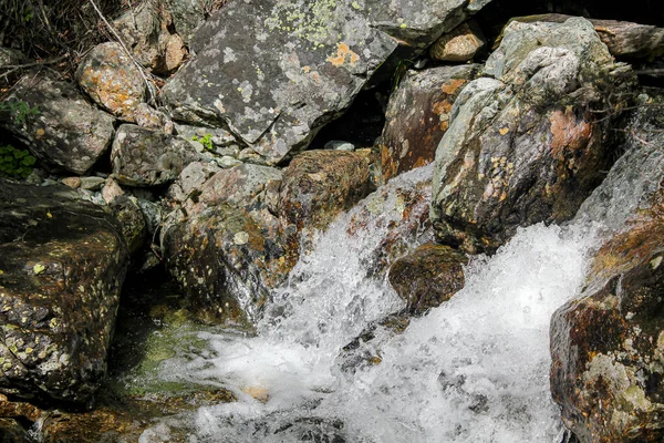 ⬇ Скачать Картинки Pure Water In The Mountains, Стоковые Фото.