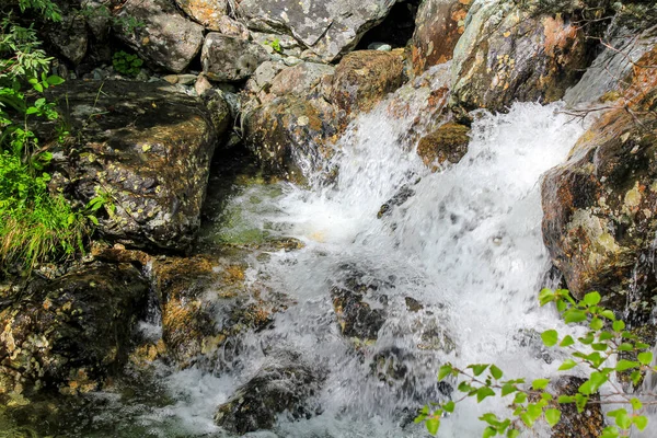 Hemsedal, Viken, Buskerud, Norveç 'te akan yeşil nehir Hemsila Gölü.
