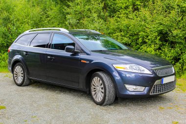 Koyu mavi Ford Mondeo. Araba Norveç 'te Hemsedal' a tatile gitti..