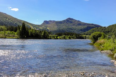 Hemsedal, Viken, Buskerud, Norveç 'te Dağ Panorama' sı olan güzel nehir Hemsila akışı.