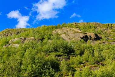 Bulutlar dağların üzerinden uçuyor Hemsedal, Viken, Buskerud, Norveç.