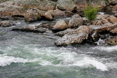 Hemsedal, Viken, Buskerud, Norveç 'te taşlı güzel turkuaz nehir gölü.